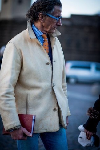 Quale jeans indossare con una camicia giacca beige per un uomo di 60 anni quando fa caldo in modo smart-casual: Scegli un outfit composto da una camicia giacca beige e jeans per affrontare con facilità la tua giornata.
