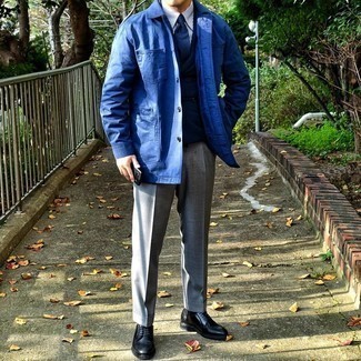 Come indossare e abbinare una camicia giacca blu per un uomo di 30 anni in autunno 2024: Potresti abbinare una camicia giacca blu con pantaloni eleganti grigi come un vero gentiluomo. Scarpe derby in pelle nere sono una validissima scelta per completare il look. Questo è l'outfit ideale per l’autunno.