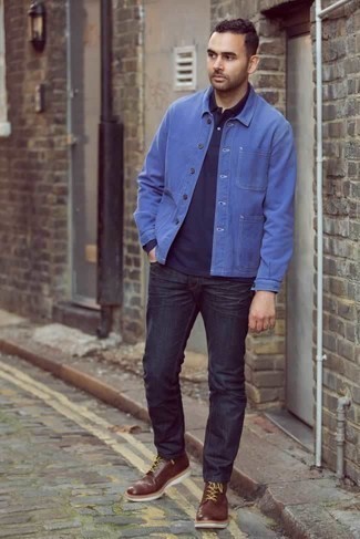 Quale jeans indossare con una camicia giacca blu: Metti una camicia giacca blu e jeans per affrontare con facilità la tua giornata. Un paio di stivali casual in pelle marroni si abbina alla perfezione a una grande varietà di outfit.