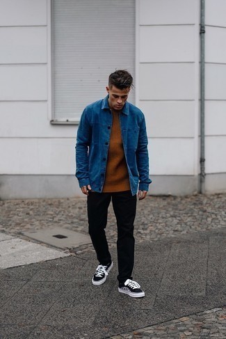 Come indossare e abbinare una camicia giacca di jeans blu scuro quando fa caldo: Mostra il tuo stile in una camicia giacca di jeans blu scuro con chino neri se cerchi uno stile ordinato e alla moda. Per un look più rilassato, calza un paio di sneakers basse di tela a quadri nere e bianche.
