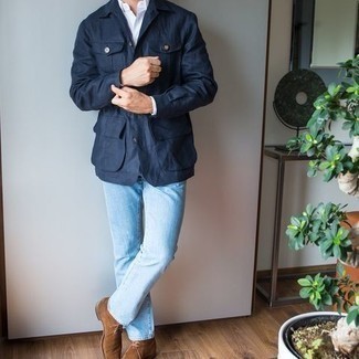 Quale camicia giacca indossare con chukka marroni per un uomo di 30 anni in modo smart-casual: Per un outfit quotidiano pieno di carattere e personalità, potresti abbinare una camicia giacca con jeans azzurri. Chukka marroni sono una buona scelta per completare il look.