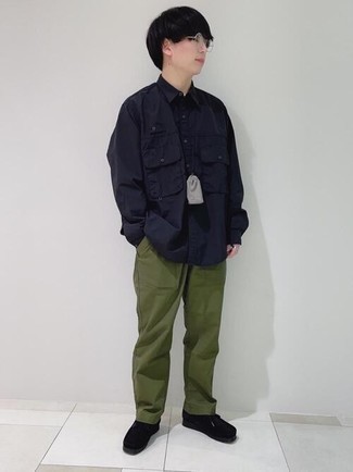 Come indossare e abbinare chukka con una camicia giacca: Prova a combinare una camicia giacca con chino verde oliva, perfetto per il lavoro. Chukka sono una buona scelta per completare il look.