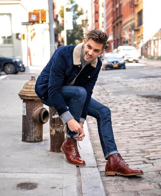 Come indossare e abbinare una giacca di velluto a coste: Combina una giacca di velluto a coste con jeans blu scuro per un look semplice, da indossare ogni giorno. Opta per un paio di stivali casual in pelle marroni per dare un tocco classico al completo.