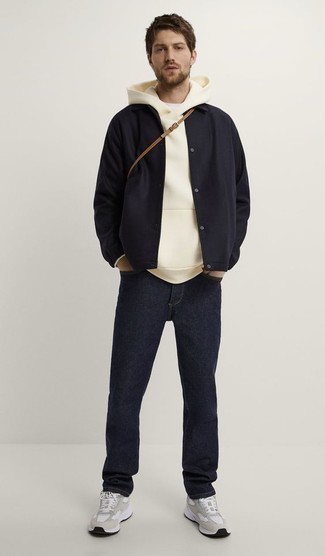 Look alla moda per uomo: Camicia giacca blu scuro, Felpa con cappuccio beige, Jeans blu scuro, Scarpe sportive grigie