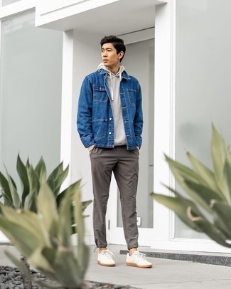 Look alla moda per uomo: Camicia giacca di jeans blu scuro, Felpa con cappuccio grigia, Chino grigio scuro, Sneakers basse di tela bianche
