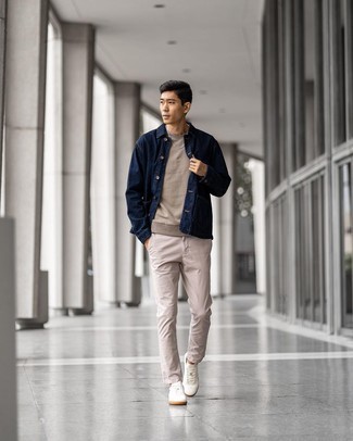 Come indossare e abbinare una felpa marrone chiaro con una camicia giacca di jeans blu scuro: Indossa una camicia giacca di jeans blu scuro con una felpa marrone chiaro, perfetto per il lavoro. Opta per un paio di sneakers basse di tela bianche per avere un aspetto più rilassato.