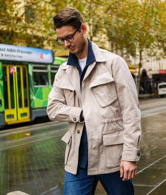 Come indossare e abbinare una giacca da campo marrone chiaro in autunno 2024: Metti una giacca da campo marrone chiaro e jeans blu per affrontare con facilità la tua giornata. È buona scelta per questa stagione autunnale!