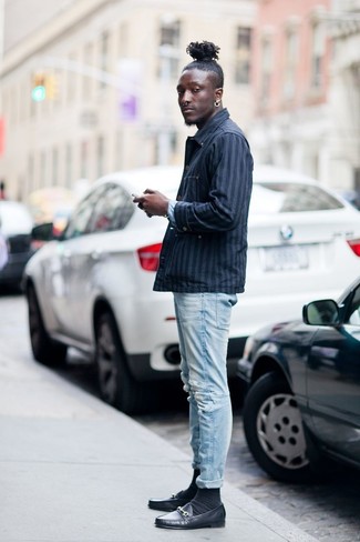 Quale jeans indossare con una camicia giacca blu scuro in primavera 2025: Opta per una camicia giacca blu scuro e jeans per una sensazione di semplicità e spensieratezza. Sfodera il gusto per le calzature di lusso e scegli un paio di mocassini eleganti in pelle neri come calzature. Una buona idea per le temperature primaverili!