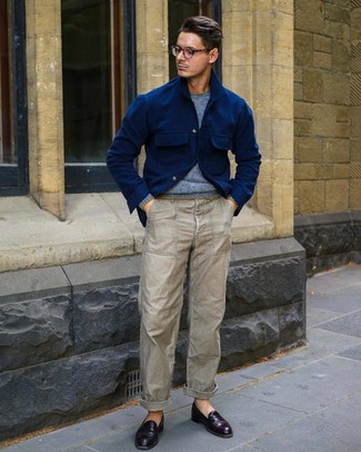 Quale mocassini eleganti indossare con una camicia giacca blu: Coniuga una camicia giacca blu con chino grigi se preferisci uno stile ordinato e alla moda. Sfodera il gusto per le calzature di lusso e mettiti un paio di mocassini eleganti.