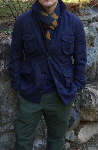 Look alla moda per uomo: Camicia giacca di lana blu scuro, Maglione girocollo blu scuro, Chino verde scuro, Sciarpa stampata blu scuro