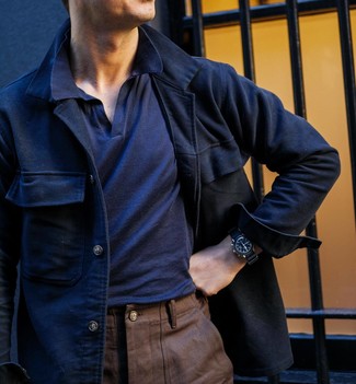 Come indossare e abbinare chino marroni con una camicia giacca blu scuro in autunno 2024 in modo smart-casual: L'abbinamento di una camicia giacca blu scuro con chino marroni è una scelta perfetta per una giornata in ufficio. Un look stupendo per essere cool e trendy anche durante la stagione autunnale.