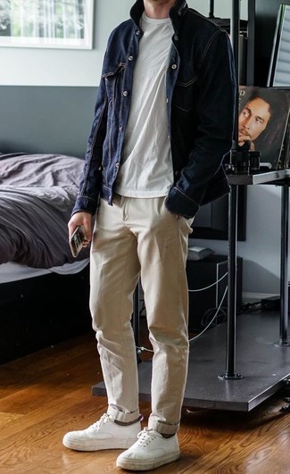 Look alla moda per uomo: Camicia giacca di jeans blu scuro, T-shirt girocollo bianca, Chino beige, Sneakers basse di tela bianche