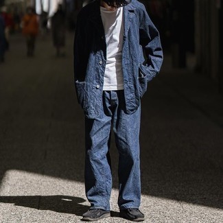 Come indossare e abbinare una camicia giacca di jeans blu scuro: Prova ad abbinare una camicia giacca di jeans blu scuro con jeans blu scuro per un look trendy e alla mano. Chukka in pelle scamosciata nere sono una splendida scelta per completare il look.