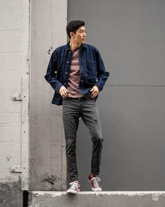 Quale jeans indossare con una camicia giacca blu scuro in modo rilassato: Prova ad abbinare una camicia giacca blu scuro con jeans per un look trendy e alla mano. Per distinguerti dagli altri, prova con un paio di sneakers basse di tela bordeaux.
