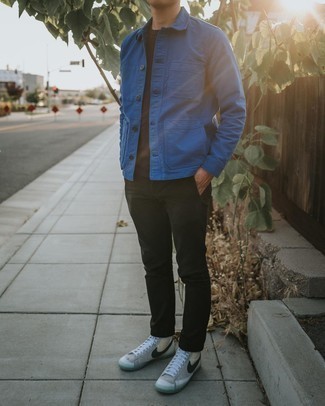 Come indossare e abbinare sneakers alte grigie: Indossa una camicia giacca blu scuro con chino neri per creare un look smart casual. Per distinguerti dagli altri, scegli un paio di sneakers alte grigie.