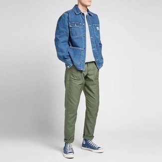 Quale chino indossare con sneakers alte blu scuro: Potresti abbinare una camicia giacca di jeans blu con chino per un look davvero alla moda. Se non vuoi essere troppo formale, prova con un paio di sneakers alte blu scuro.