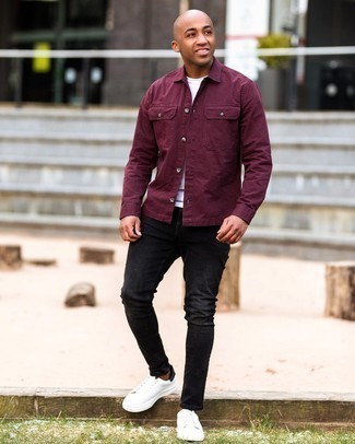 Quale jeans aderenti indossare con una camicia giacca bordeaux: Indossa una camicia giacca bordeaux con jeans aderenti per una sensazione di semplicità e spensieratezza. Sneakers basse in pelle bianche e nere sono una valida scelta per completare il look.