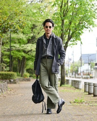 Look alla moda per uomo: Camicia giacca grigio scuro, Camicia a maniche corte nera, Camicia di jeans grigia, Pantaloni cargo verde oliva