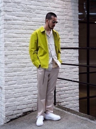 Come indossare e abbinare una camicia giacca gialla: Scegli una camicia giacca gialla e chino grigi per un look davvero alla moda. Prova con un paio di sneakers basse di tela bianche per avere un aspetto più rilassato.