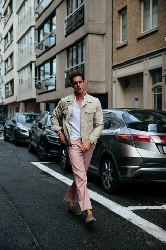 Look alla moda per uomo: Camicia giacca beige, Camicia a maniche corte bianca, Chino rosa, Espadrillas di tela marroni