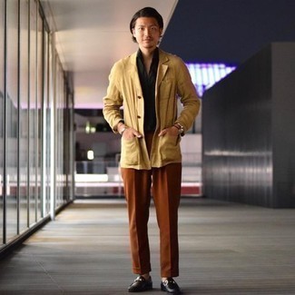 Quale camicia giacca indossare con chino marroni in modo smart-casual: Prova a combinare una camicia giacca con chino marroni per un abbigliamento elegante ma casual. Ti senti creativo? Completa il tuo outfit con un paio di mocassini eleganti in pelle neri.