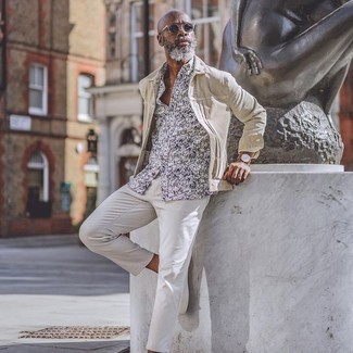 Come indossare e abbinare una camicia giacca beige per un uomo di 50 anni: Abbina una camicia giacca beige con chino bianchi per essere elegante ma non troppo formale.