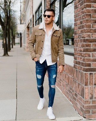 Quale jeans indossare con una camicia giacca beige quando fa caldo: Mostra il tuo stile in una camicia giacca beige con jeans per un look comfy-casual. Se non vuoi essere troppo formale, scegli un paio di sneakers alte di tela bianche come calzature.
