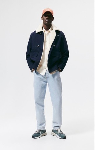 Look alla moda per uomo: Camicia giacca di lana blu scuro, Camicia a maniche corte beige, Jeans azzurri, Scarpe sportive foglia di tè