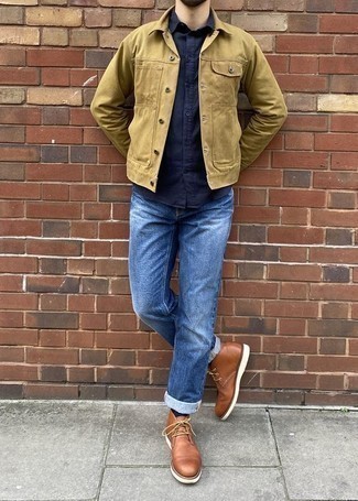 Come indossare e abbinare chukka in pelle terracotta: Coniuga una camicia giacca marrone chiaro con jeans blu per un look raffinato per il tempo libero. Rifinisci questo look con un paio di chukka in pelle terracotta.