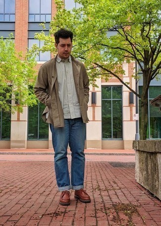 Quale camicia giacca indossare con chukka marrone scuro per un uomo di 30 anni quando fa caldo: Combina una camicia giacca con jeans blu per un look raffinato per il tempo libero. Chukka marrone scuro sono una buona scelta per completare il look.
