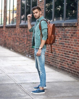 Come indossare e abbinare jeans azzurri per un uomo di 30 anni in primavera 2025 in modo smart-casual: Scegli una camicia giacca verde menta e jeans azzurri per un look semplice, da indossare ogni giorno. Scegli uno stile classico per le calzature e mettiti un paio di scarpe double monk in pelle blu. Questo, ovviamente, è il look eccellente per questa stagione primaverile.