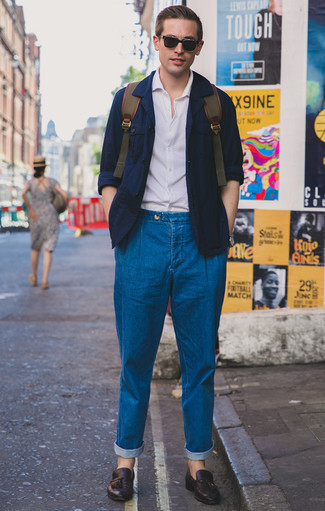 Quale jeans indossare con una camicia giacca blu scuro quando fa caldo in modo smart-casual: Potresti abbinare una camicia giacca blu scuro con jeans per un look semplice, da indossare ogni giorno. Scegli un paio di mocassini con nappine in pelle marrone scuro per dare un tocco classico al completo.