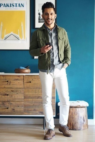 Come indossare e abbinare jeans bianchi per un uomo di 30 anni in primavera 2025: Indossa una camicia giacca verde oliva con jeans bianchi per vestirti casual. Mostra il tuo gusto per le calzature di alta classe con un paio di scarpe brogue in pelle scamosciata marroni. Questo, ovviamente, è il look magnifico per la primavera.