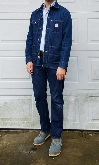 Come indossare e abbinare una camicia giacca di jeans blu: Indossa una camicia giacca di jeans blu con jeans blu scuro per un look trendy e alla mano. Stivali casual in pelle scamosciata grigi sono una gradevolissima scelta per completare il look.