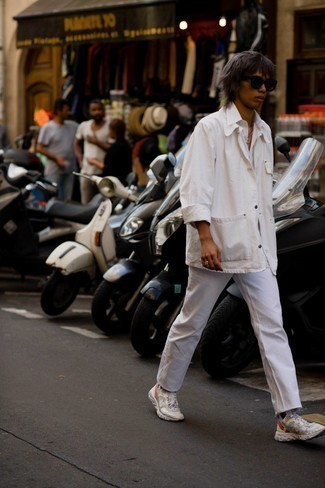 Look alla moda per uomo: Camicia giacca bianca, Camicia a maniche corte bianca, Jeans bianchi, Scarpe sportive beige