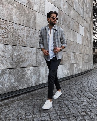 Quale jeans indossare con una camicia a maniche corte bianca e blu: Mostra il tuo stile in una camicia a maniche corte bianca e blu con jeans per un look semplice, da indossare ogni giorno. Sneakers basse di tela bianche sono una validissima scelta per completare il look.
