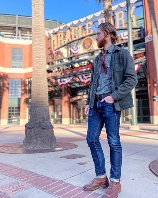 Quale jeans indossare con stivali casual marrone scuro in primavera 2024: Mostra il tuo stile in una camicia giacca verde scuro con jeans per un look raffinato per il tempo libero. Stivali casual marrone scuro sono una buona scelta per completare il look. Ecco un outfit primaverile perfetto per il tuo.