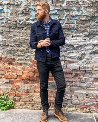 Quale stivali casual indossare con jeans neri per un uomo di 30 anni in autunno 2024: Coniuga una camicia giacca blu scuro con jeans neri per un look trendy e alla mano. Stivali casual sono una interessante scelta per completare il look. Questo è il look indispensabile per i mesi autunnali.