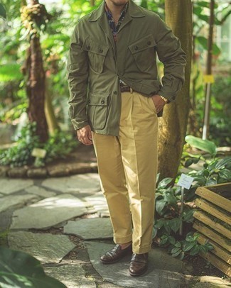Come indossare e abbinare pantaloni eleganti arancioni: Prova ad abbinare una camicia giacca verde oliva con pantaloni eleganti arancioni per un look elegante e alla moda. Completa questo look con un paio di mocassini eleganti in pelle marrone scuro.