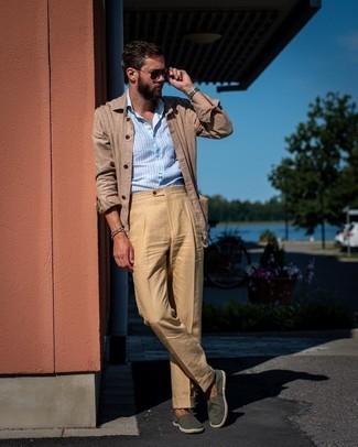 Come indossare e abbinare pantaloni eleganti con espadrillas per un uomo di 30 anni: Abbina una camicia giacca di lino marrone chiaro con pantaloni eleganti come un vero gentiluomo. Espadrillas renderanno il tuo look davvero alla moda.