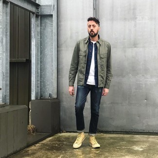 Come indossare e abbinare jeans con sneakers alte: Metti una camicia giacca verde oliva e jeans per vestirti casual. Sneakers alte aggiungono un tocco particolare a un look altrimenti classico.