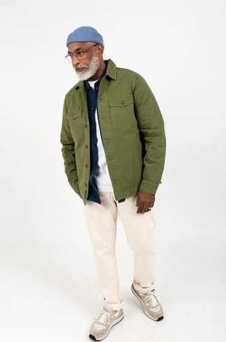 Trend da uomo 2023: Scegli un outfit composto da una camicia giacca verde oliva e chino beige, perfetto per il lavoro. Scegli un paio di scarpe sportive beige per avere un aspetto più rilassato.