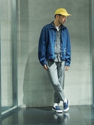 Come indossare e abbinare una camicia giacca di jeans blu in modo casual: Combina una camicia giacca di jeans blu con chino grigi per un look da sfoggiare sul lavoro. Per un look più rilassato, scegli un paio di sneakers senza lacci di tela blu scuro come calzature.