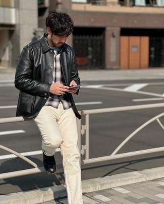 Come indossare e abbinare una camicia giacca nera con jeans beige in modo casual: Prova a combinare una camicia giacca nera con jeans beige per un look semplice, da indossare ogni giorno. Perfeziona questo look con un paio di stivali casual in pelle neri.