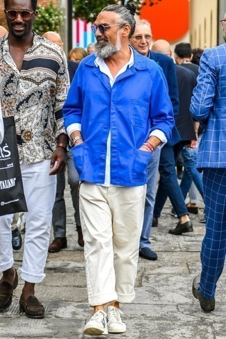Come indossare e abbinare sneakers basse bianche per un uomo di 50 anni: Potresti abbinare una camicia giacca blu con chino bianchi per un abbigliamento elegante ma casual. Se non vuoi essere troppo formale, scegli un paio di sneakers basse bianche.