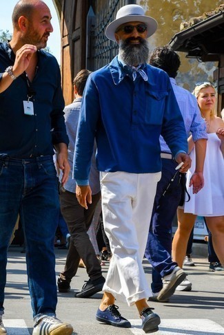Come indossare e abbinare una camicia giacca blu per un uomo di 50 anni: Opta per una camicia giacca blu e chino bianchi per creare un look smart casual. Indossa un paio di sneakers basse di tela blu scuro per avere un aspetto più rilassato.