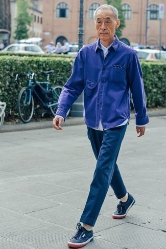 Come indossare e abbinare chino blu scuro per un uomo di 60 anni in primavera 2024: Indossa una camicia giacca viola e chino blu scuro per un look davvero alla moda. Sneakers basse di tela blu scuro renderanno il tuo look davvero alla moda. Questo, ovviamente, è l'outfit must have per questa stagione primaverile.