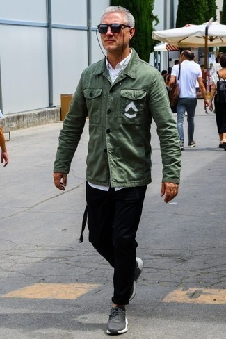 Quale chino indossare con una camicia giacca verde scuro per un uomo di 40 anni: Prova a combinare una camicia giacca verde scuro con chino per un drink dopo il lavoro. Calza un paio di scarpe sportive grigio scuro per un tocco più rilassato.