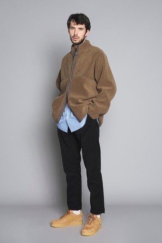 Look alla moda per uomo: Camicia giacca marrone, Camicia a maniche lunghe a righe verticali azzurra, Chino neri, Sneakers basse in pelle marrone chiaro