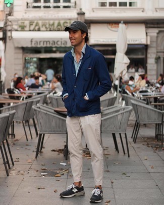 Come indossare e abbinare un berretto da baseball grigio per un uomo di 40 anni: Mostra il tuo stile in una camicia giacca blu scuro con un berretto da baseball grigio per una sensazione di semplicità e spensieratezza. Perfeziona questo look con un paio di scarpe sportive blu scuro e bianche.